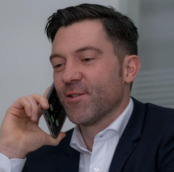 Felix Kugelmann Portrait Felix Kugelmann am Handy telefonierend